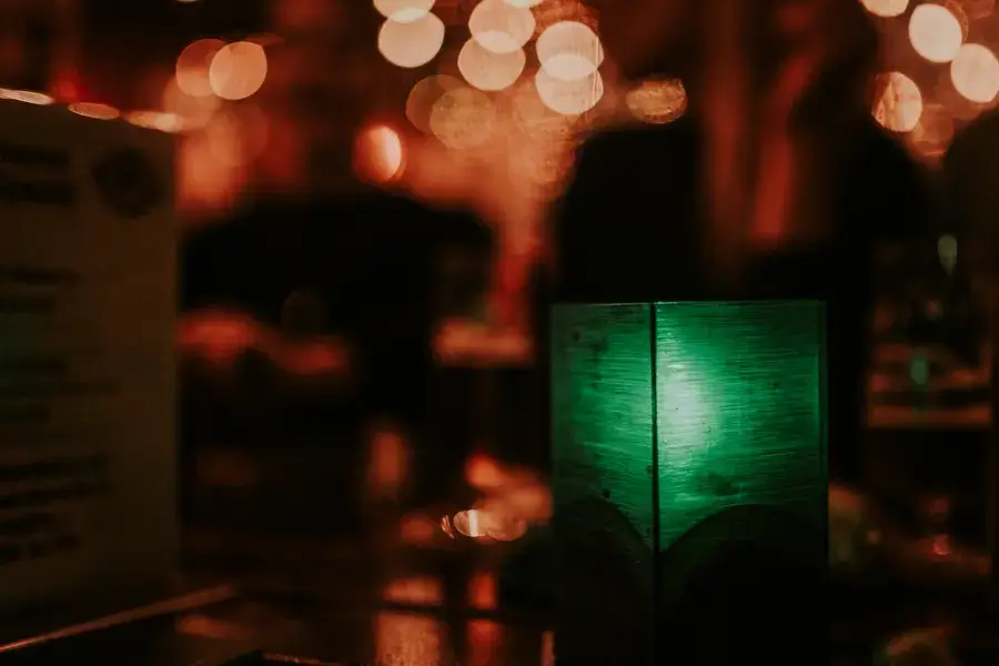 Warm beleuchtete Decke mit Lichterketten im Broderick Irish Pub Elmshorn