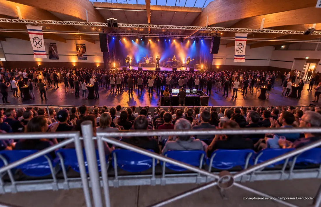Gestaltungsbeispiel: Konzert mit Bühnenlicht in der Fritz-Thiedemann-Halle Elmshorn, Publikum im Innenraum und auf der Tribüne