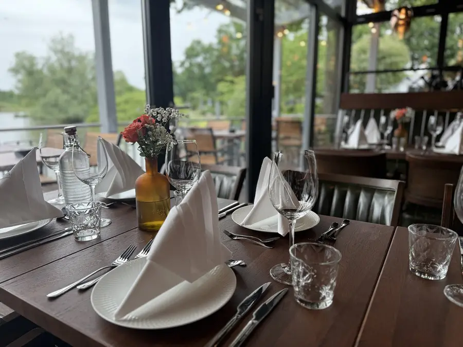 Festlich eingedeckter Gastraum bei Harry's – Haus am See in Elmshorn