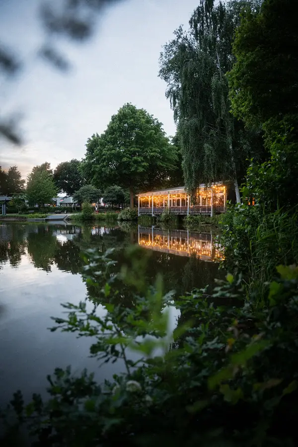 Blick über den See im Steindammpark auf Harry's – Haus am See