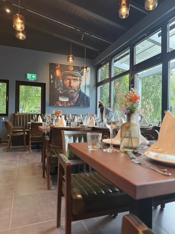 Lange festliche Tafel mit Seeblick bei Harry's – Haus am See