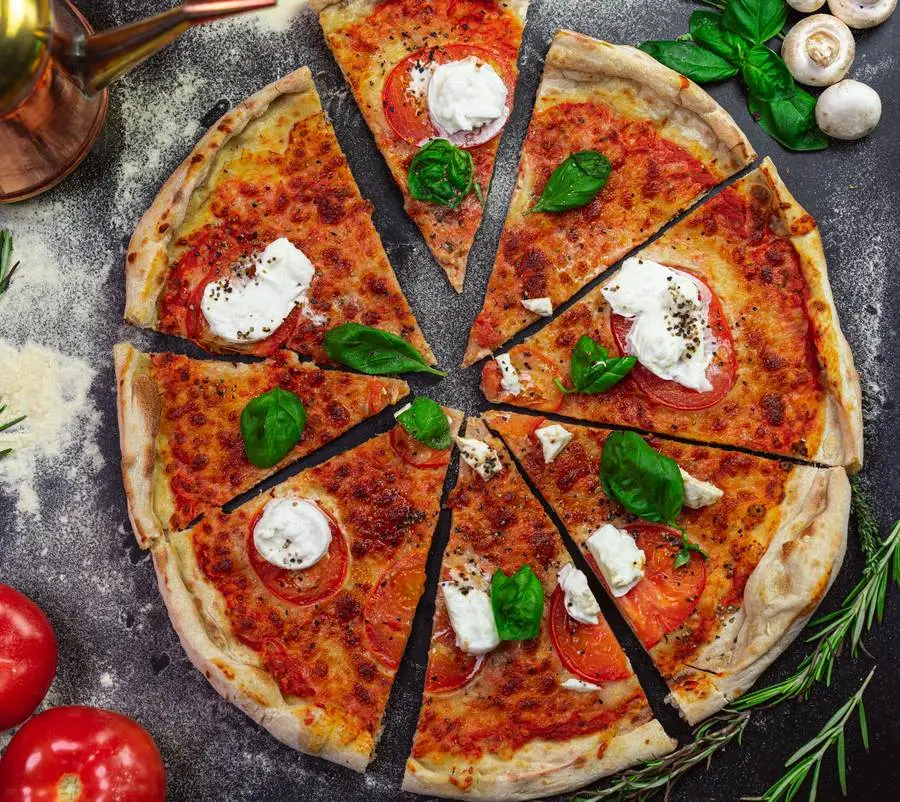 Pizza Bufala mit Büffelmozzarella und Basilikum aus dem Ofen des Lugacci
